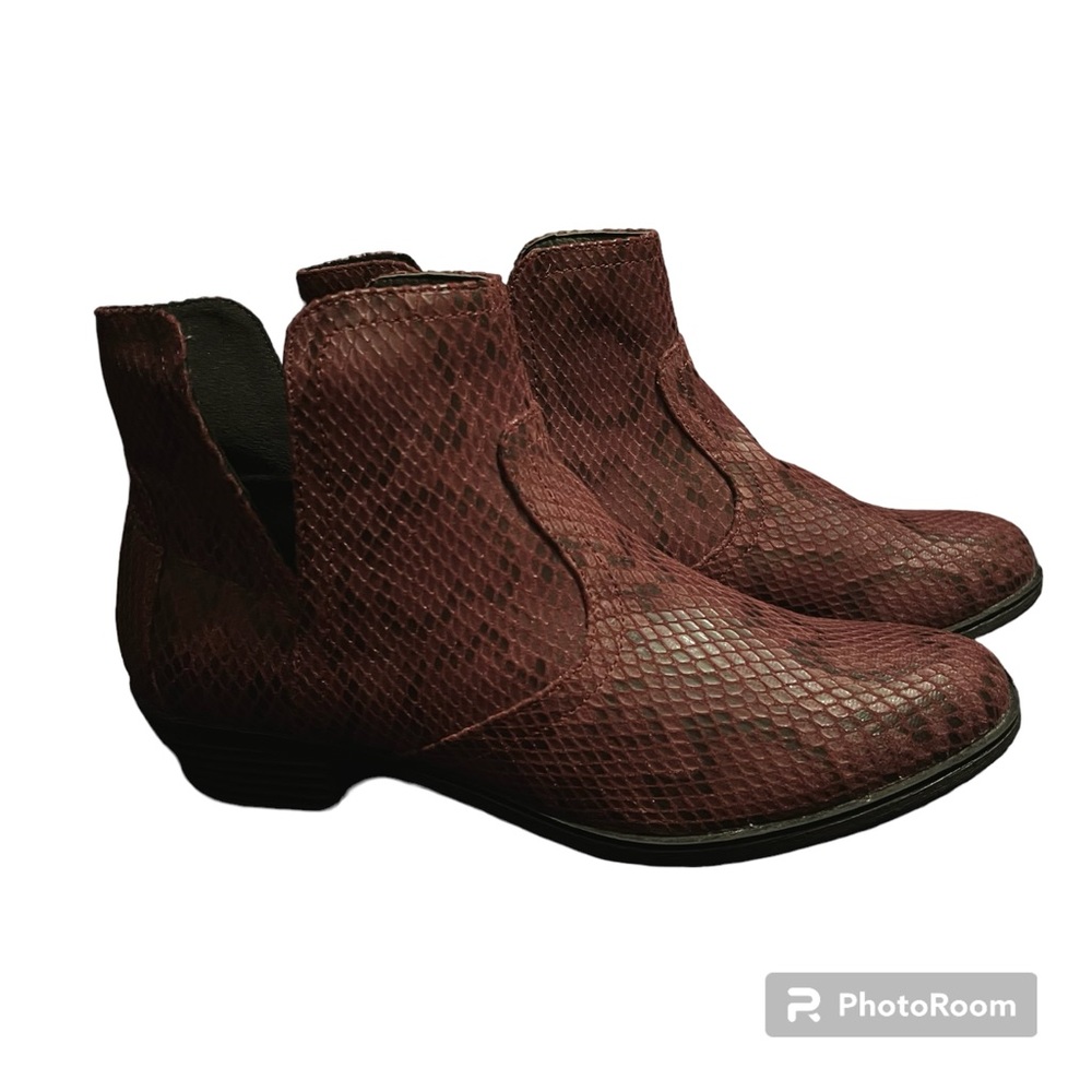 True Craft size 7 1/2 women’s burgundy faux snakeskin booties